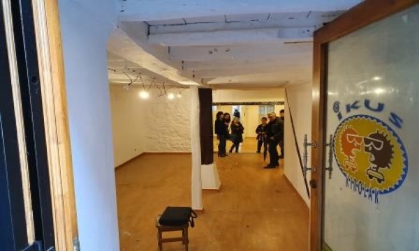 La asociación de artesanas visita el local en donde se ubicará su actividad