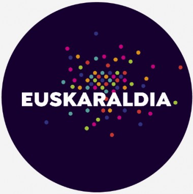 Euskal Herrian Euskaraz abestu, eta amaierako txalo jotzea