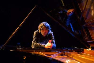 MIKEL AZPIROZ, musika emanaldia