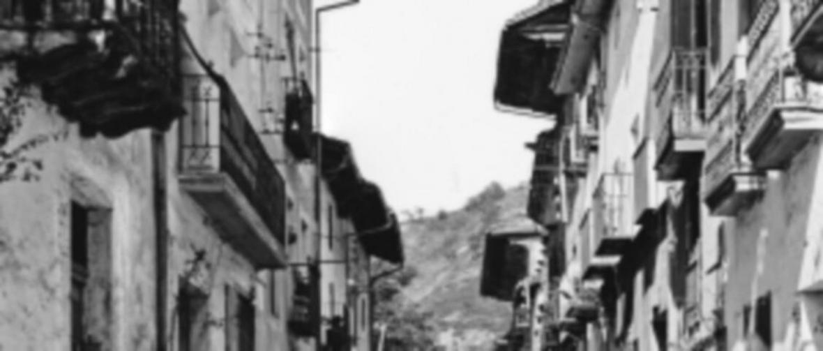 x_1006382_hist-calle-ppal_balcones