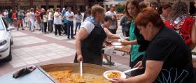 Paella_2_en-fila-para-comer