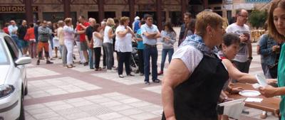 Paella_2_en-fila-para-comer