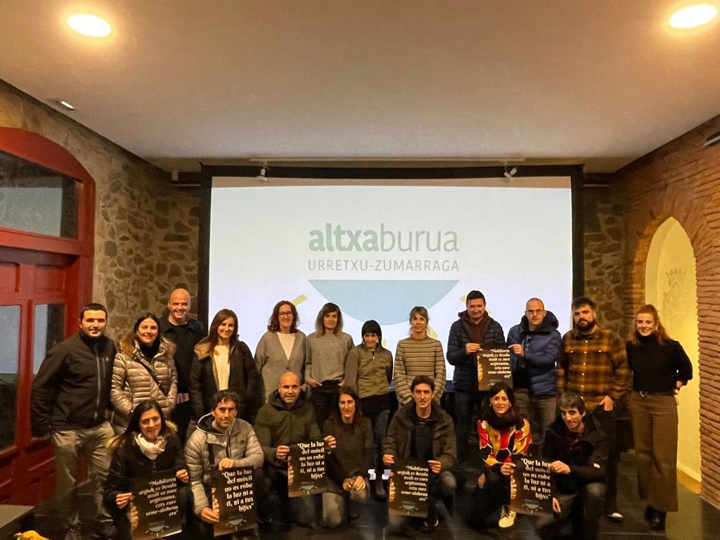 Padres, madres y tutores preocupados por el uso de móviles forman ‘Altxa burua: Urretxu-Zumarraga’ con el fin de reflexionar y consensuar sobre el uso de los móviles de sus hijos/as