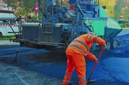 Trabajos de asfaltado en la calle Iparragirre y el entorno del probaleku